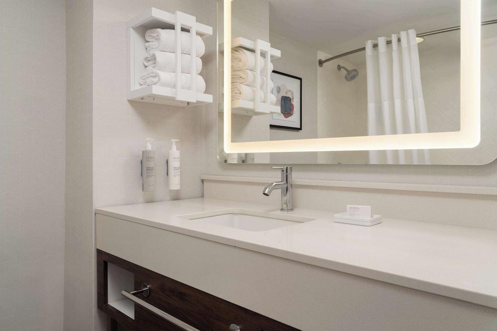 Hampton Inn & Suites Newport/Middletown photo 39