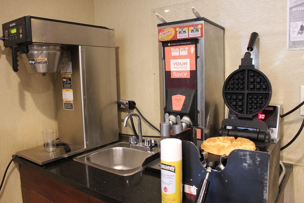 Bellerose Inn photo 30