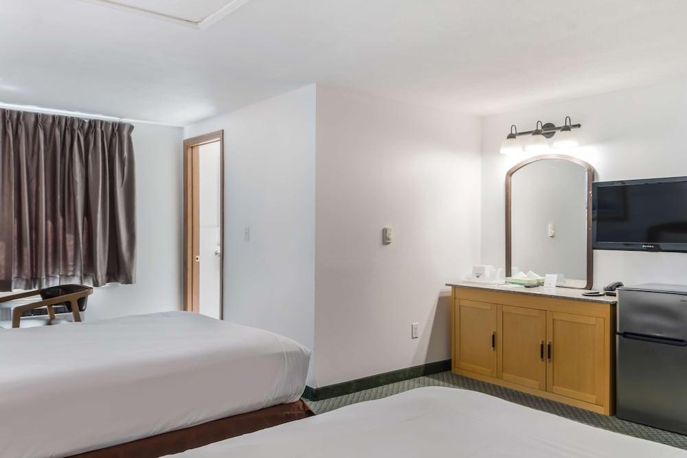 Americas Best Value Inn & Suites Hyannis Cape Cod photo 17