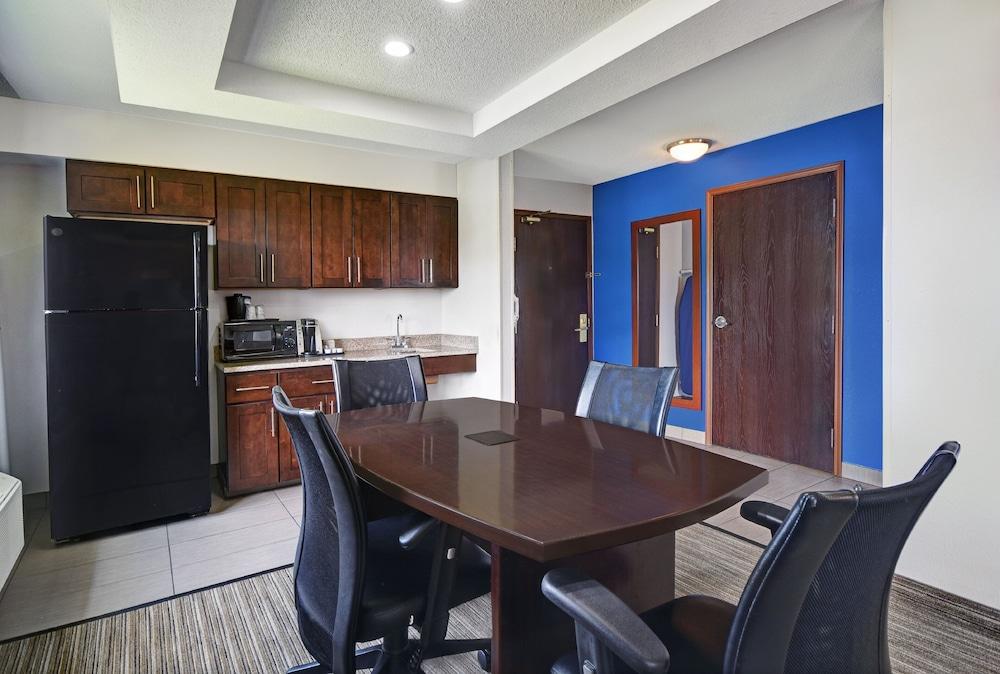 Holiday Inn Express Marshall by IHG photo 12