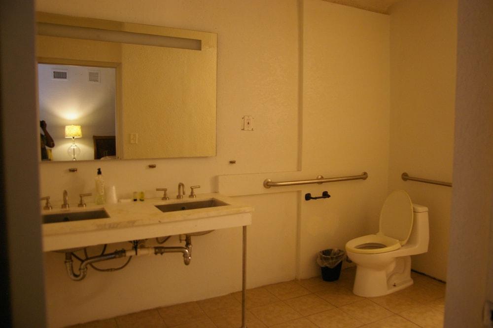 Holiday House Motel photo 18