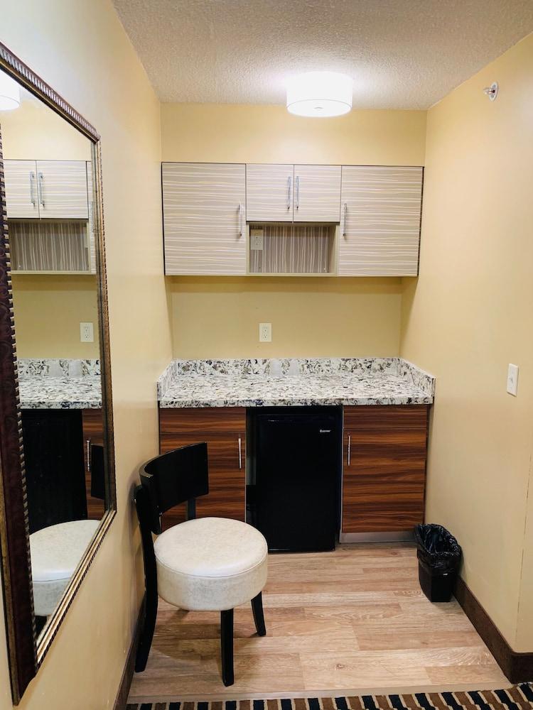 Motor City Inn & Suites photo 2