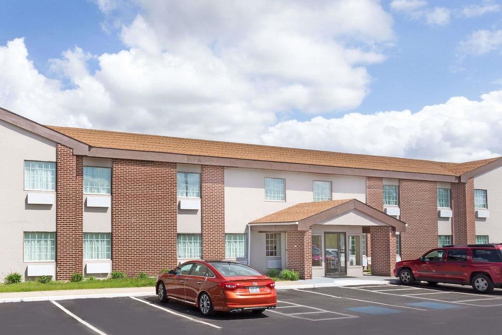 Baymont by Wyndham Beloit — hotel in Beloit