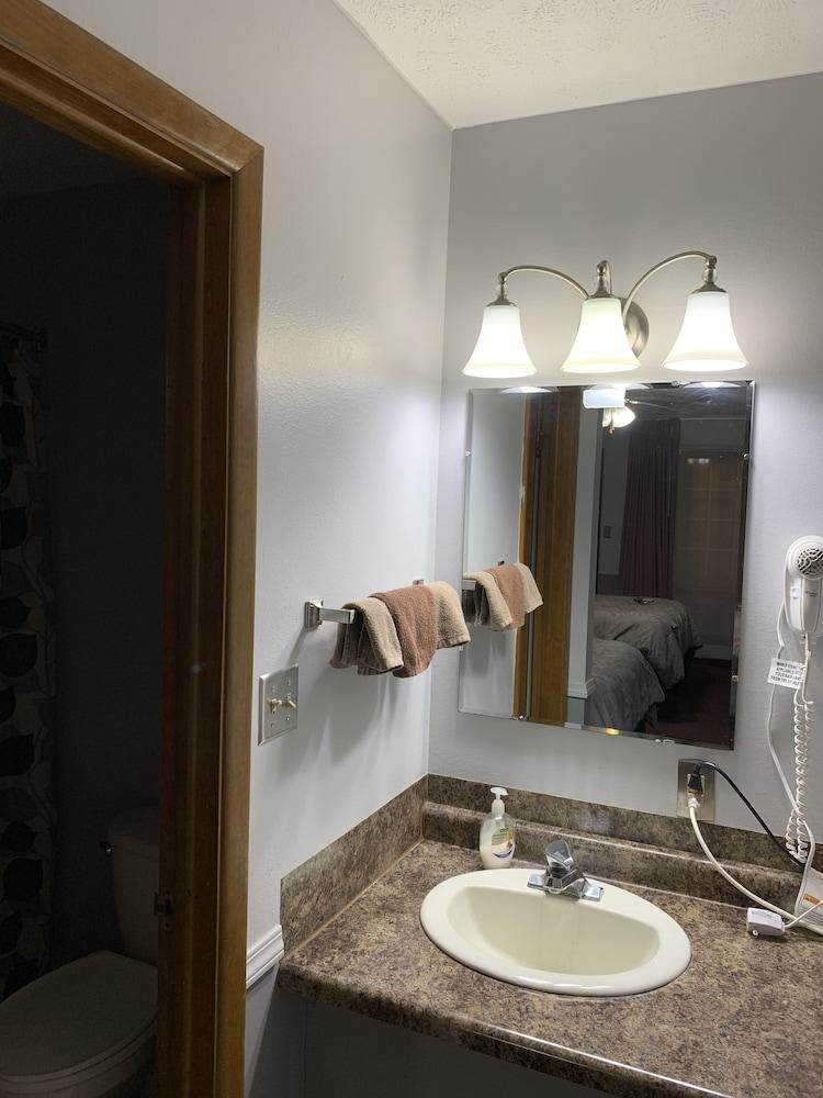 Blue Spruce Motel photo 58