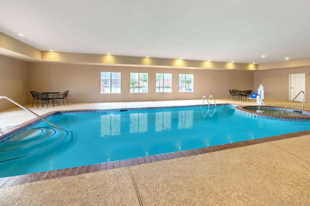 La Quinta Inn & Suites by Wyndham Longview North photo 21