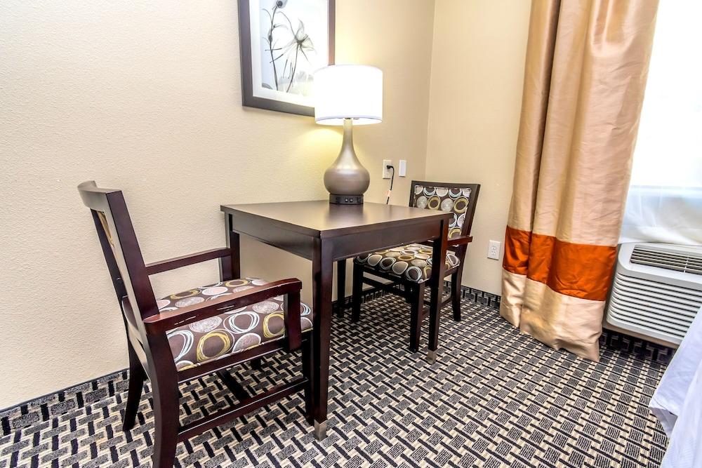 Econo Lodge Inn & Suites East photo 57