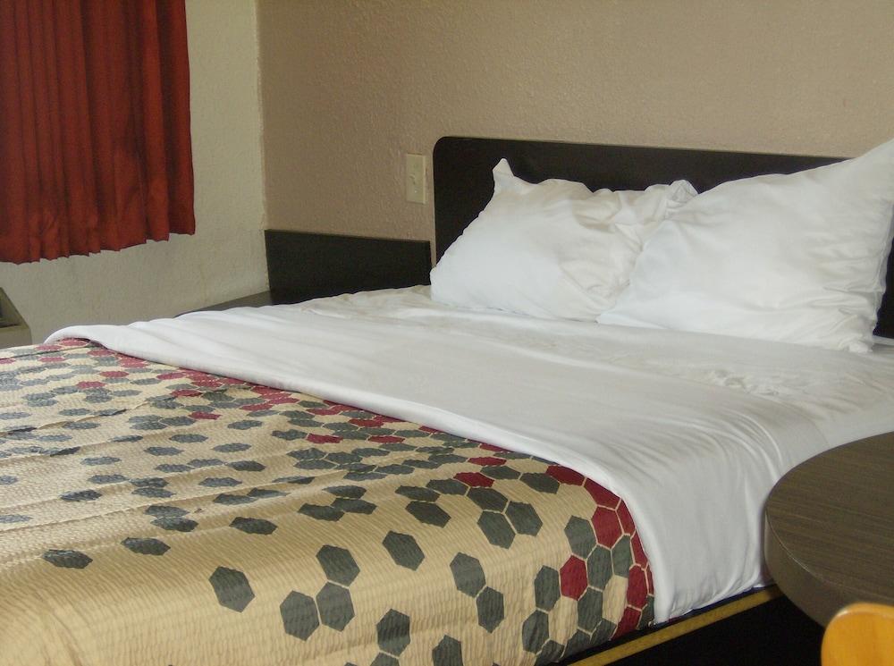 Econo Lodge Inn & Suites photo 8