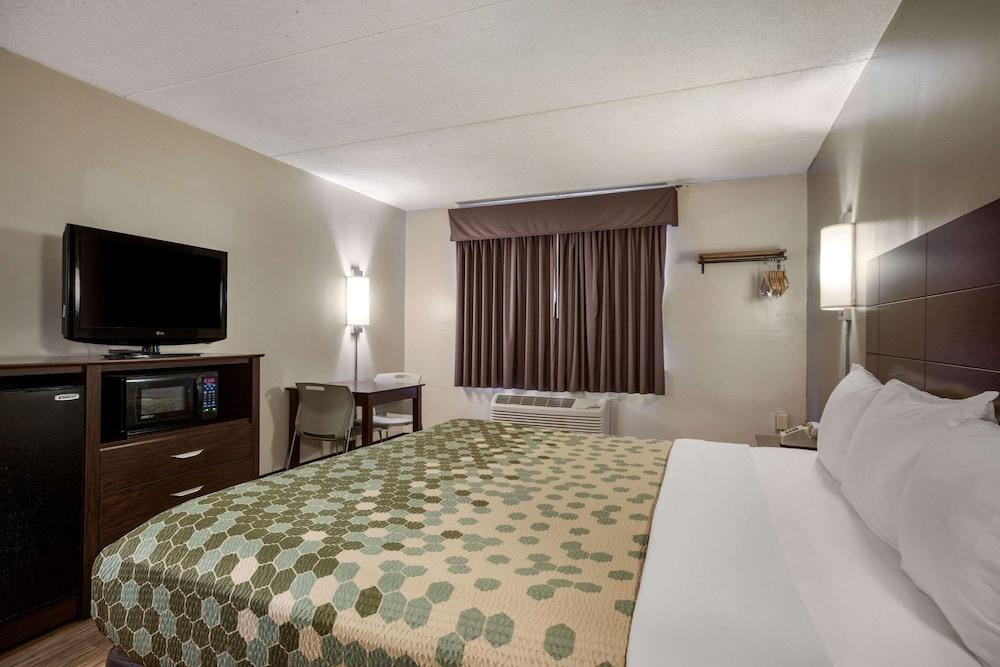 Econo Lodge Darien Lakes photo 14