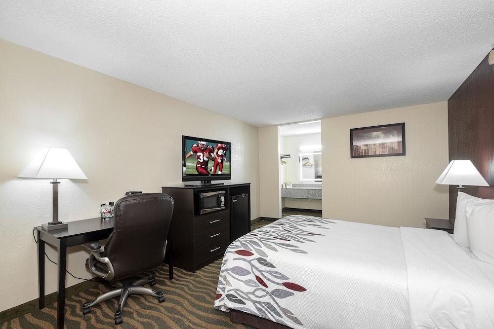 Red Roof Inn Murray photo 17