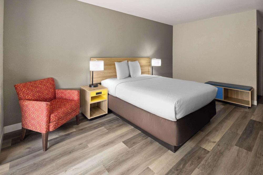 Days Inn By Wyndham Jackson Downtown photo 13