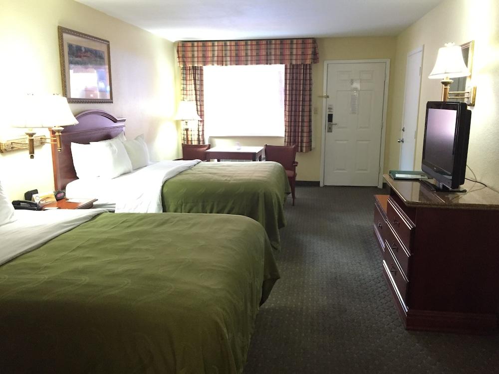 Econo Lodge Inn & Suites Eagle Pass photo 24