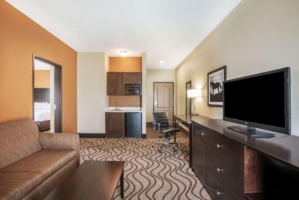 La Quinta Inn & Suites by Wyndham Beeville photo 19