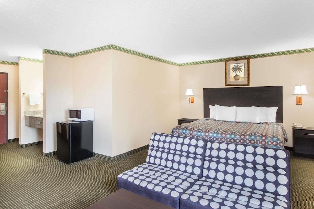 Days Inn by Wyndham Sullivan photo 7