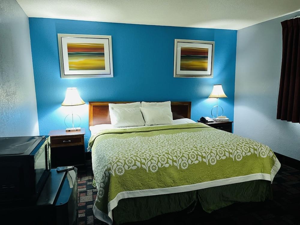 Rodeway Inn Whitehall photo 13