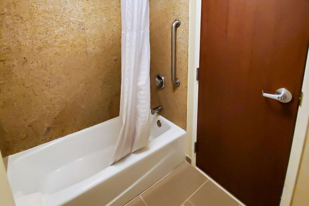 Comfort Inn Oxon Hill - National Harbor photo 16
