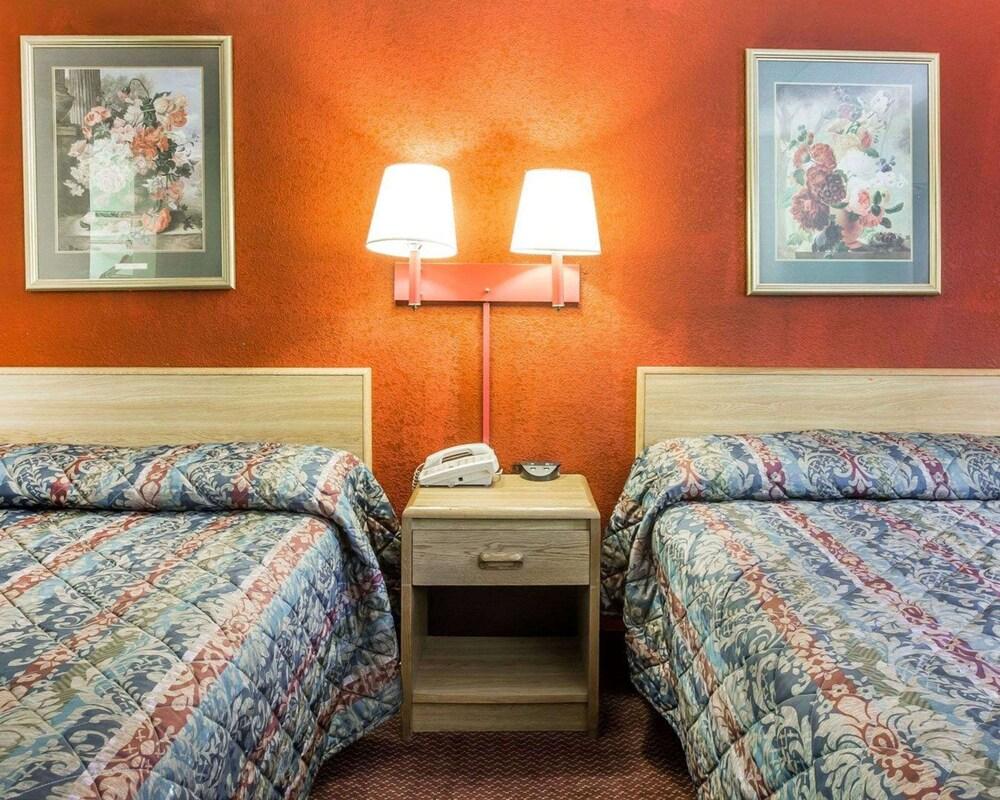Econo Lodge Jonesboro - Atlanta South photo 5