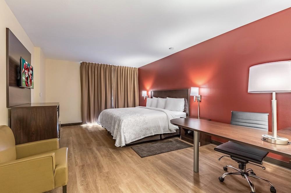 Red Roof Inn PLUS+ & Suites Houston - IAH Airport SW photo 22