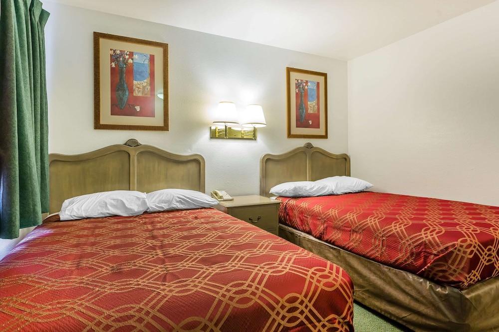 Economy Inn Buttonwillow Bakersfield I-5 photo 16