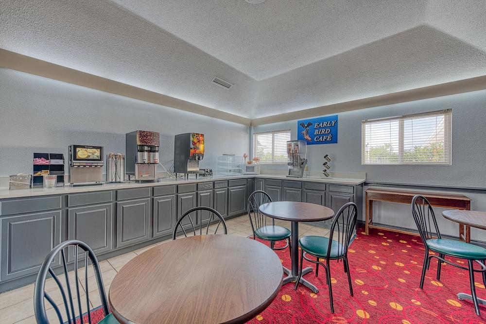 American Inn and Suites Dundee photo 25