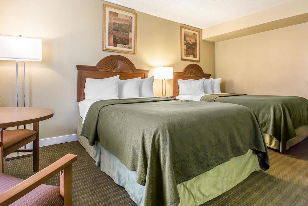 Rodeway Inn photo 9