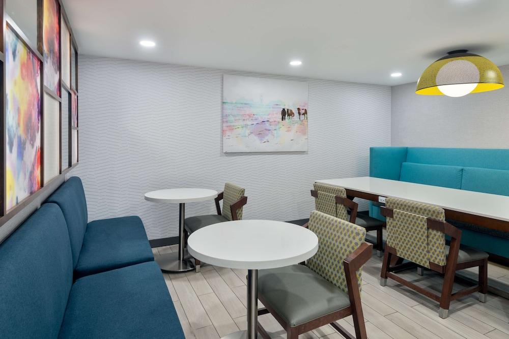 Hampton Inn Salisbury photo 21