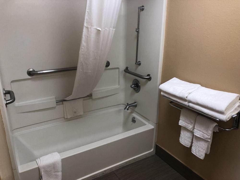 Days Inn by Wyndham Columbus photo 15