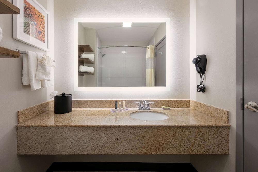 Wingate by Wyndham DFW / North Irving photo 60