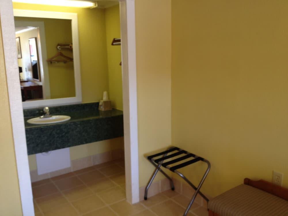 Americas Best Value Inn Conyer photo 30