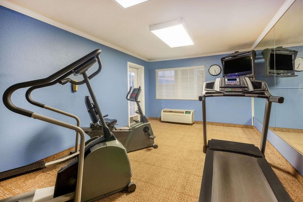 Days Inn by Wyndham Austintown photo 63