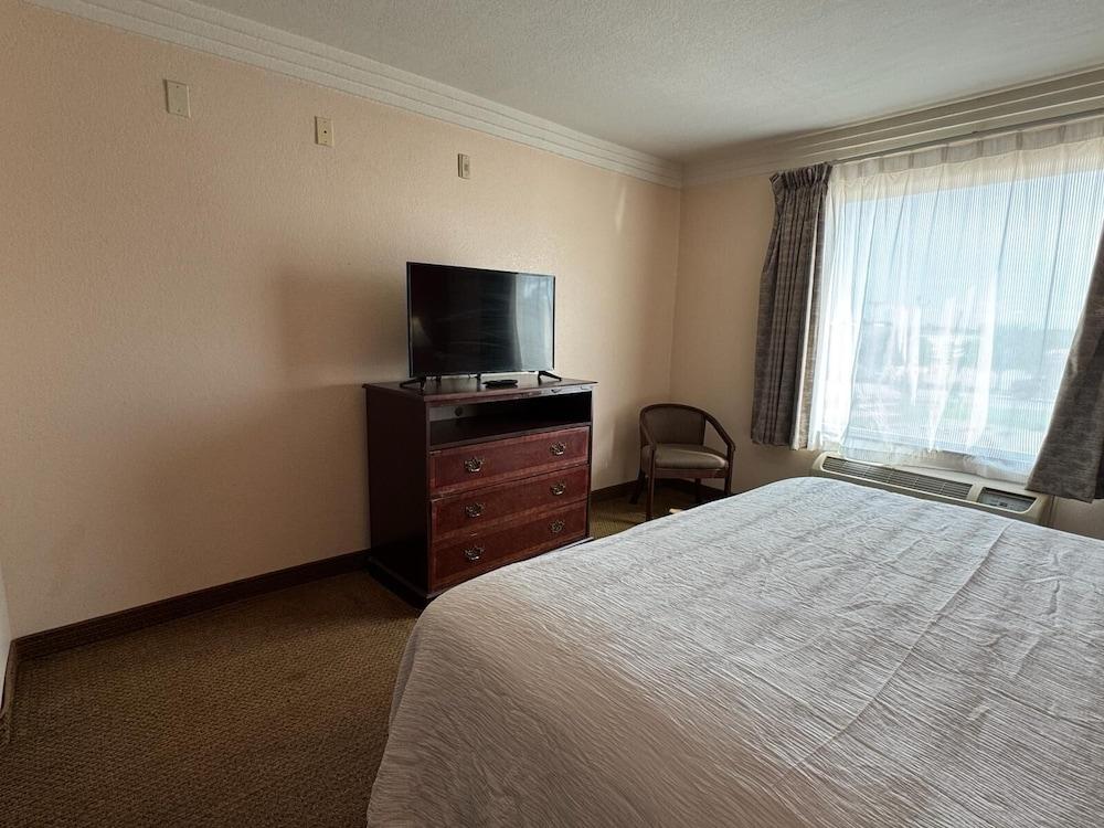 Robinson Inn and Suites photo 17