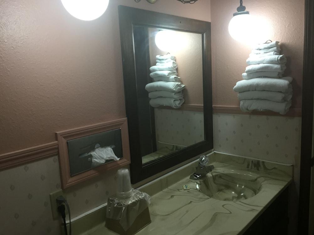 Carlin Villa Motel photo 17
