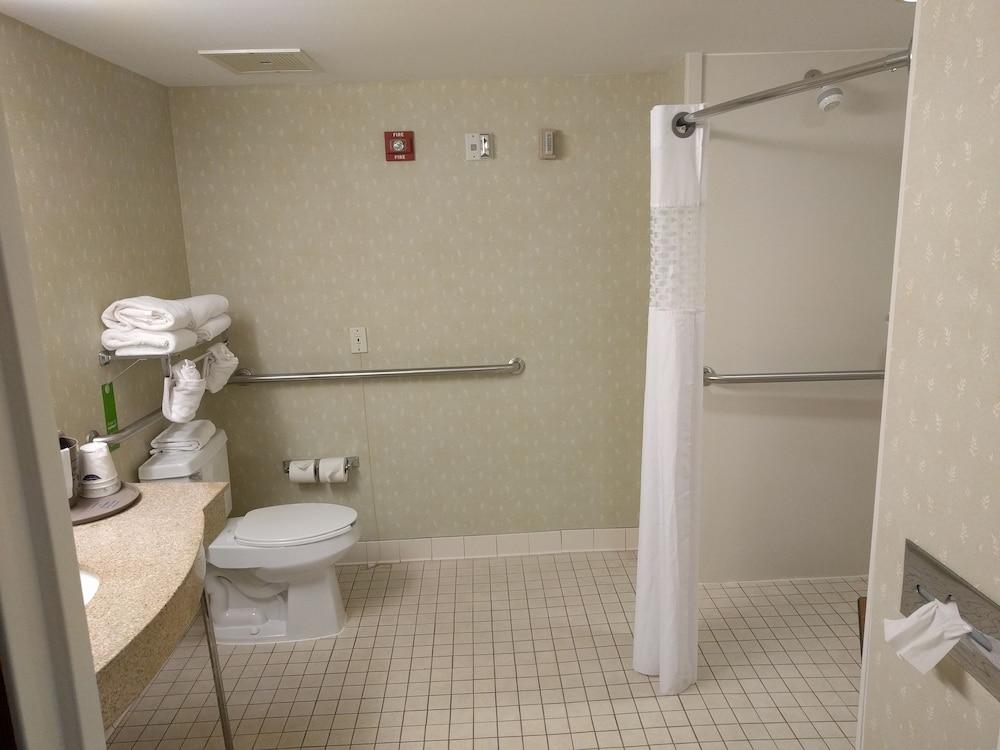Hampton Inn & Suites Newport/Middletown photo 35