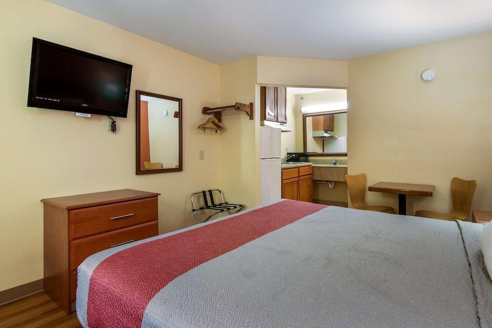Rodeway Inn & Suites photo 11