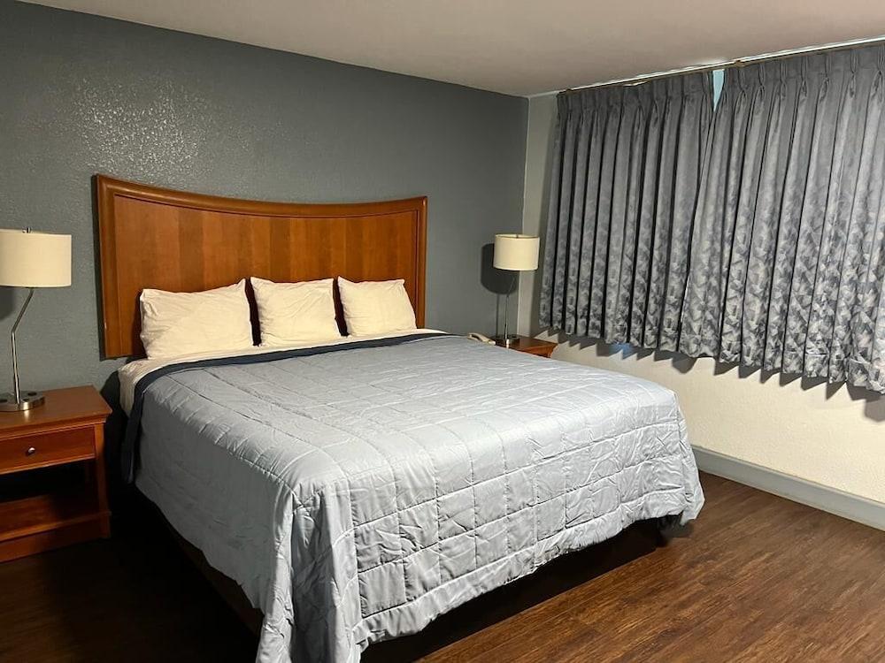 Holiday Motel photo 5