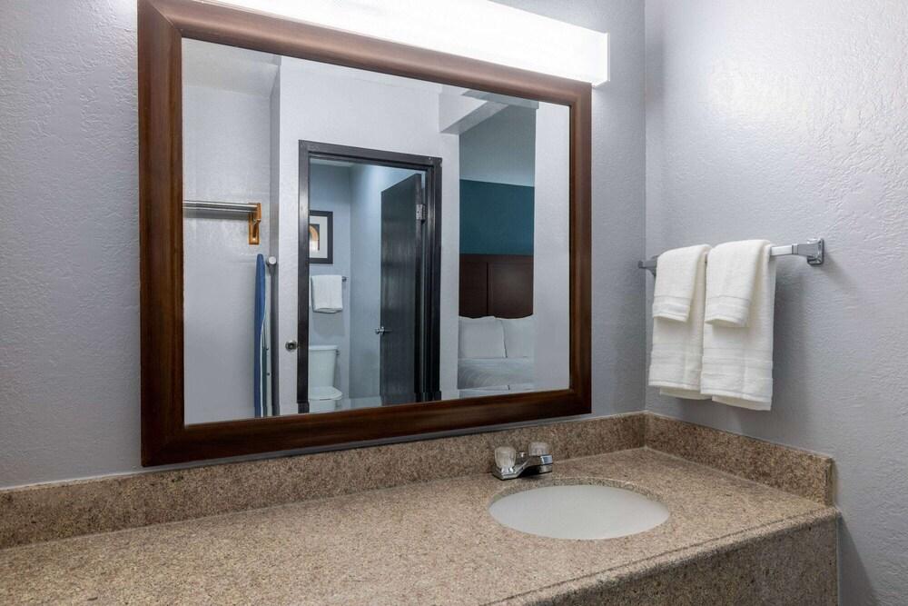 Travelodge by Wyndham Brooklyn Center photo 38