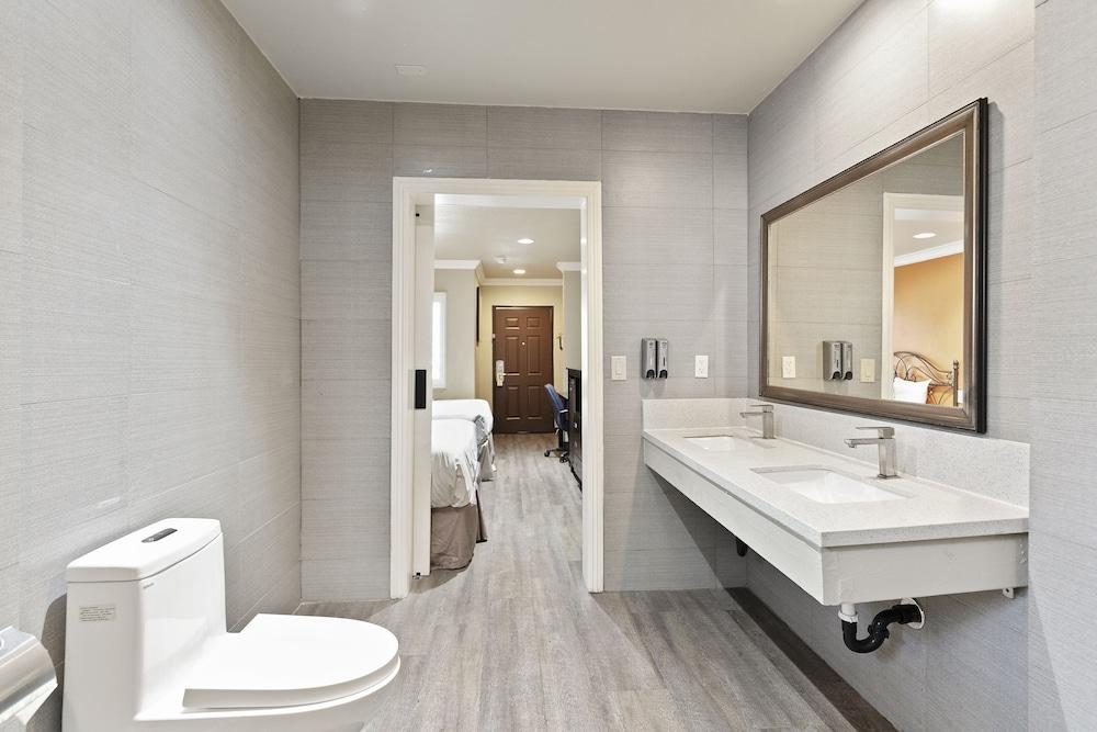Le Blanc Inn & Suites photo 77