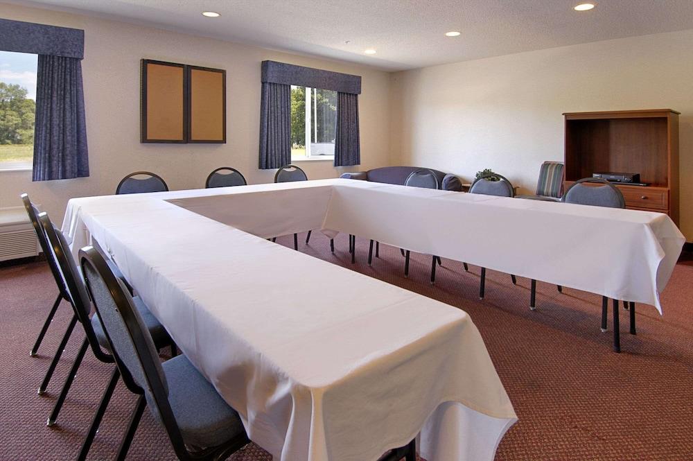 Baymont by Wyndham Dowagiac photo 8