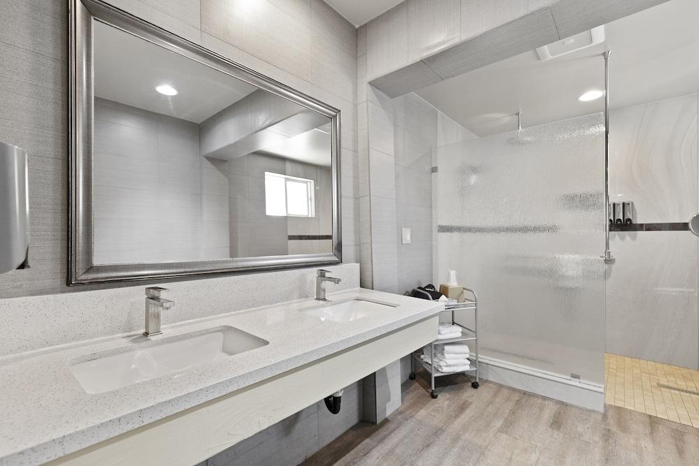 Le Blanc Inn & Suites photo 37