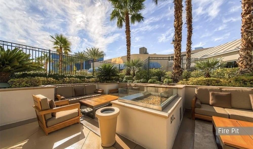 Premium Suite w/balcony at The Signature photo 30