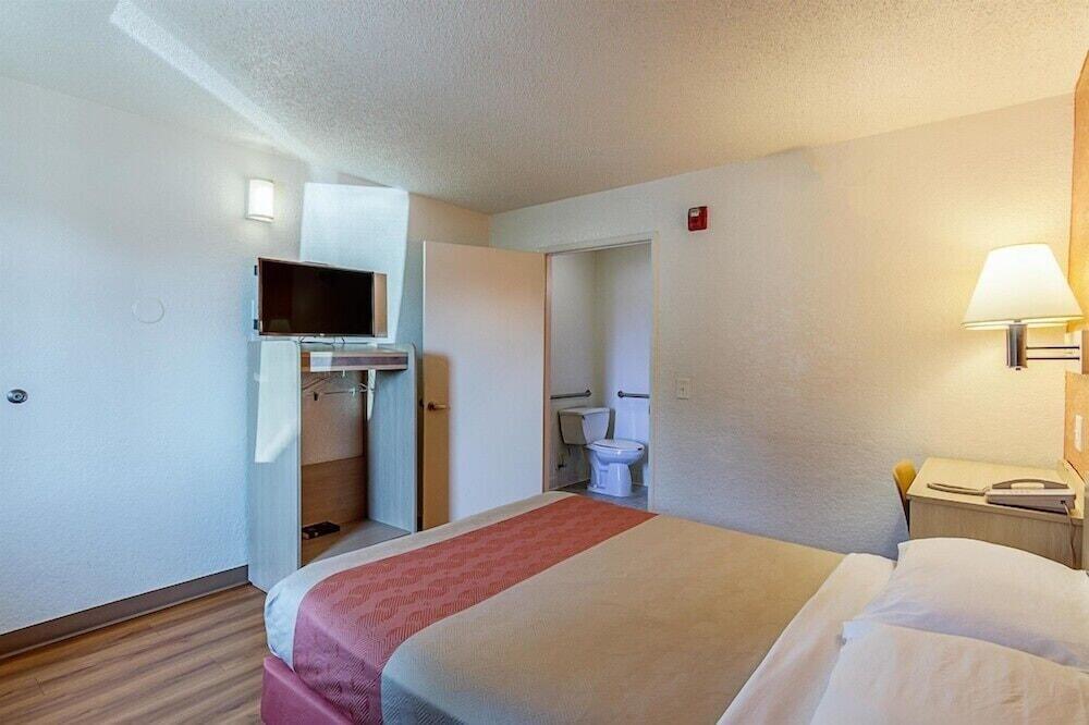 Motel 6 Modesto CA photo 11