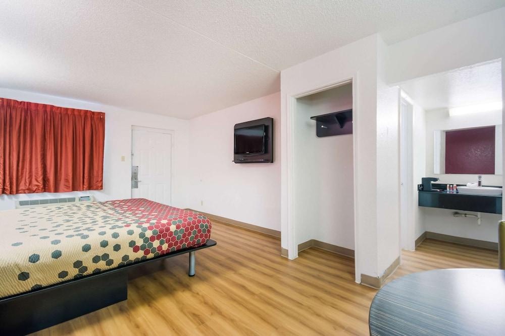 Econo Lodge photo 20