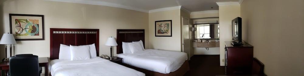 Oak Tree Inn photo 20