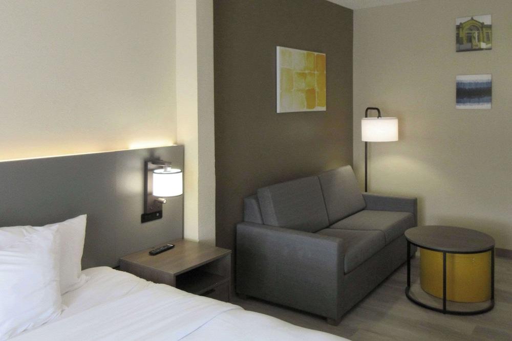 Comfort Suites Stevens Point photo 15