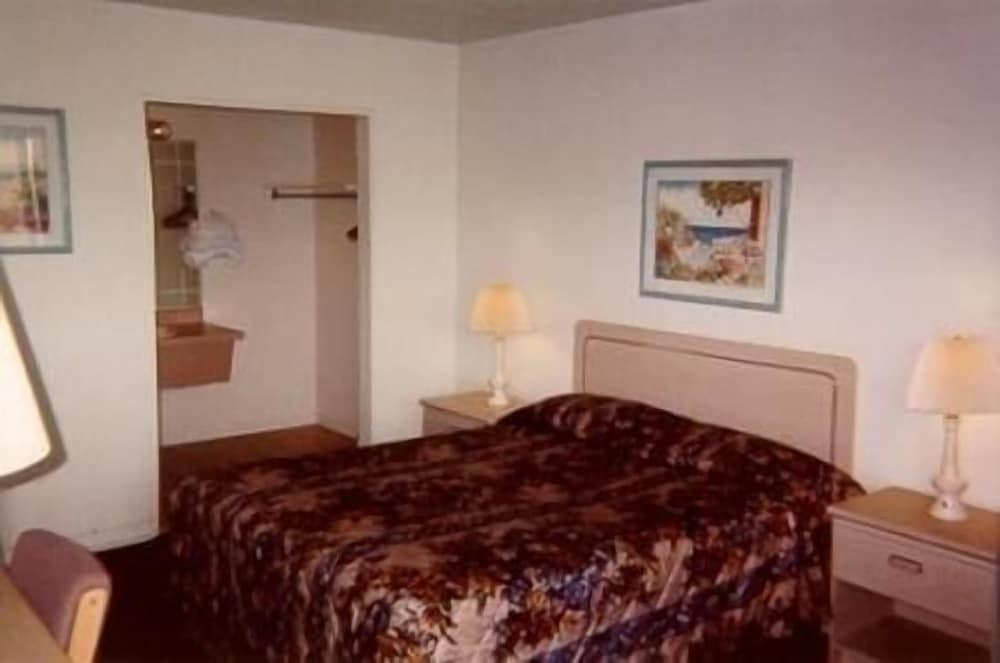 Americas Inn photo 14