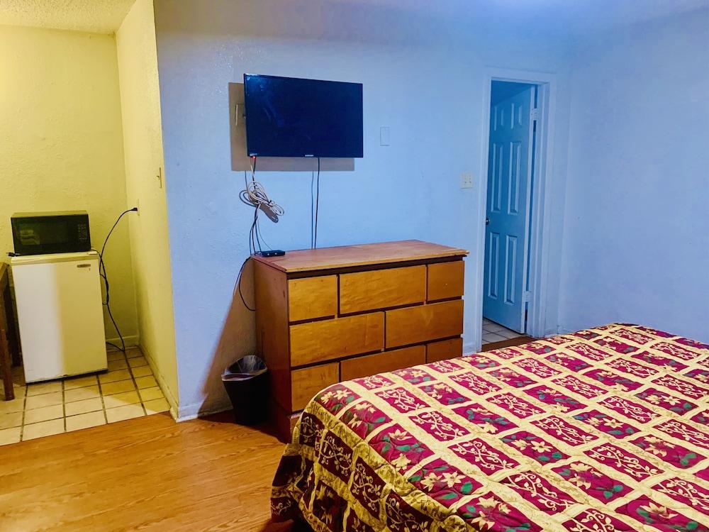 Embassy motel photo 9