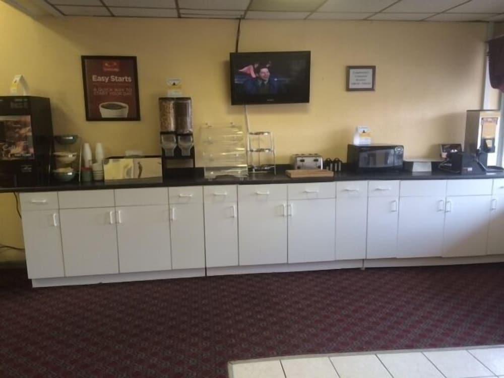 Econo Lodge Reading Airport photo 30