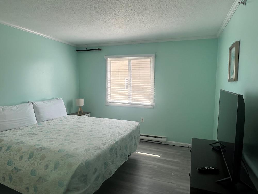 Sandy Shore Motel photo 42