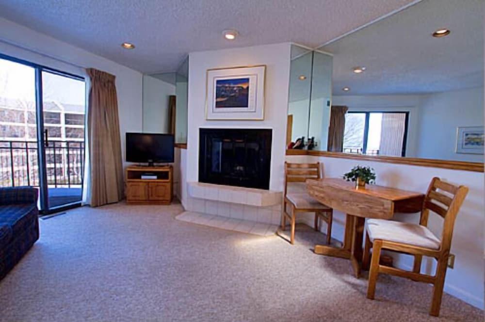 Weathervane Terrace Inn and Suites photo 26
