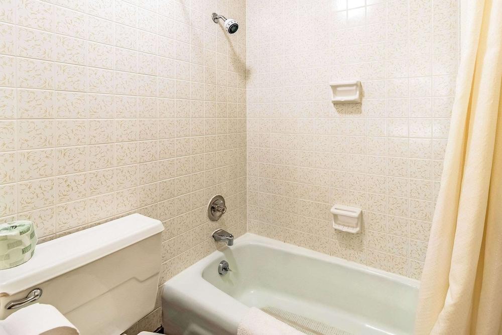 Econo Lodge Worthington - Columbus North photo 4