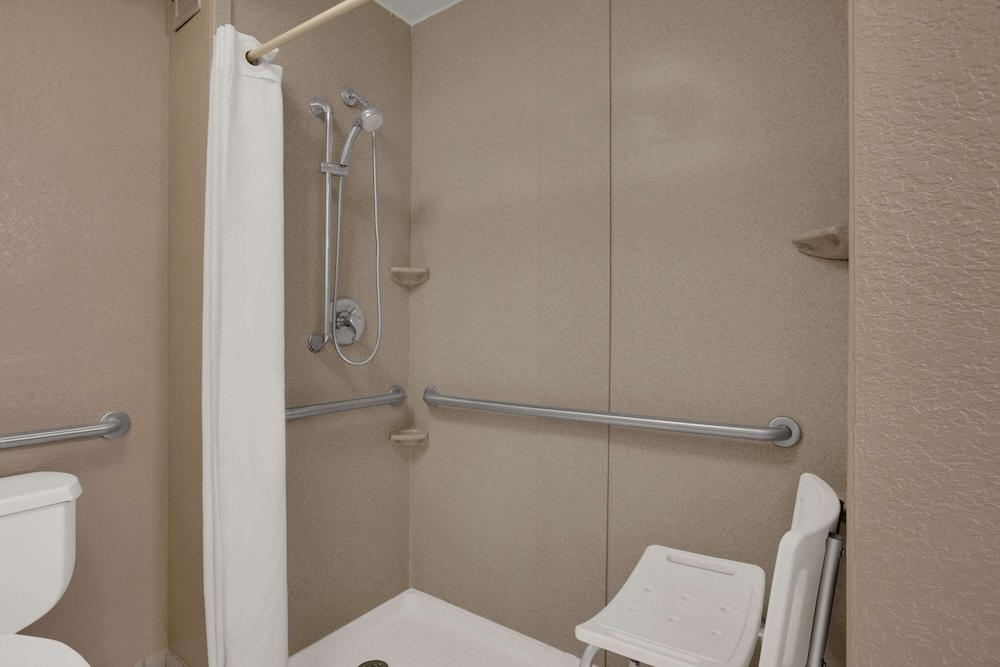Super 8 by Wyndham Fort Myers photo 12